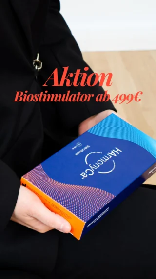 🧬 Eine Behandlung mit HarmonyCa ist genau das Richtige für alle, die erste Anzeichen der Hautalterung im Gesicht bemerken und sich eine nichtoperative Straffung wünschen.

🤔 Wie wirkt es?

✅ HarmonyCa kombiniert die Vorteile eines Biostimulators und von Hyaluronsäure, indem es:

➡️ Volumen aufbaut: Die HAI-Partikel diffundieren zwischen die Kollagenfasern der unteren Hautschicht und bewirken einen sofortigen Volumenaufbau – mit sichtbarem Lifting-Effekt.

➡️ Die Kollagenbildung fördert: Die CaHAII-Mikrosphären wirken tief in der Dermis und bilden ein Gerüst für das Wachstum von Fibroblasten, die die Kollagenproduktion anregen.

So entsteht ein Soforteffekt, der durch die körpereigene Kollagenneubildung unterstützt wird – mit sichtbarer Straffung, die bis zu zwei Jahre anhält.😍

✨ Nur vom 14.04. bis 03.05. zum Aktionspreis ab 499,- €!✨

➡️ Jetzt Termin vereinbaren über den Link in der Profilbeschreibung!